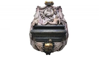 Barokowa płaskorzeźba z inskrypcją dotyczącą Lubomirskich z wnętrza Kościoła Św. Krzyża na ul. 3 Maja